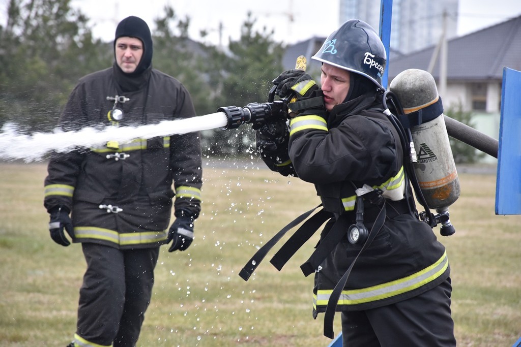 В Бресте прошел чемпионат по многоборью спасателей «Сильнейший пожарный-спасатель»