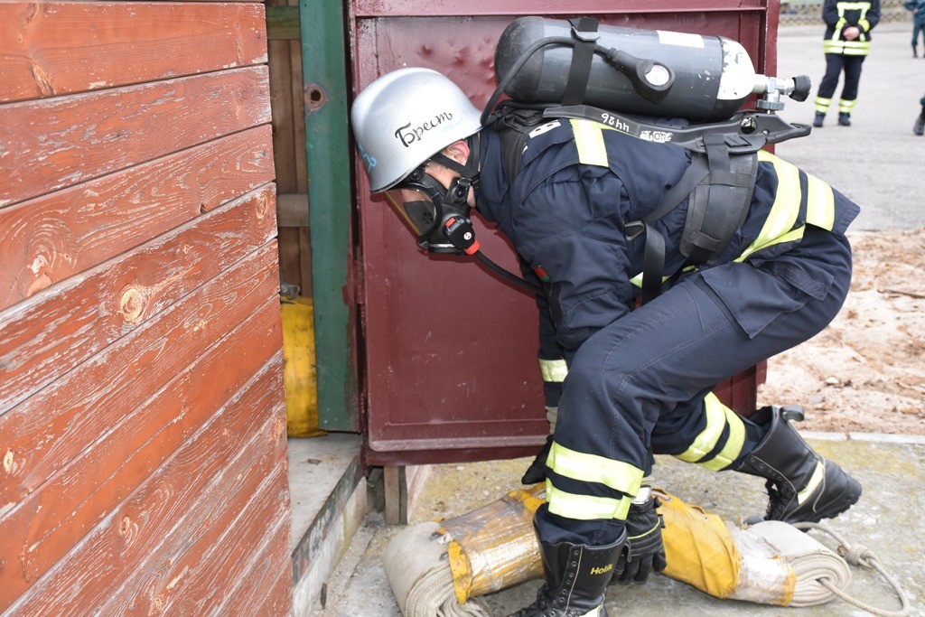 В Бресте прошел чемпионат по многоборью спасателей «Сильнейший пожарный-спасатель»