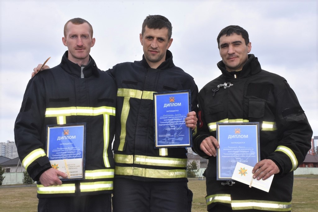 В Бресте прошел чемпионат по многоборью спасателей «Сильнейший пожарный-спасатель»