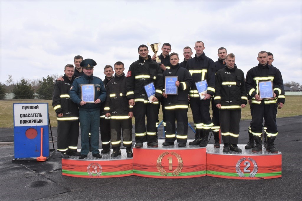 В Бресте прошел чемпионат по многоборью спасателей «Сильнейший пожарный-спасатель»