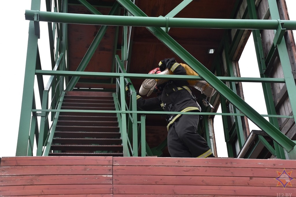 В Бресте прошел чемпионат по многоборью спасателей «Сильнейший пожарный-спасатель»