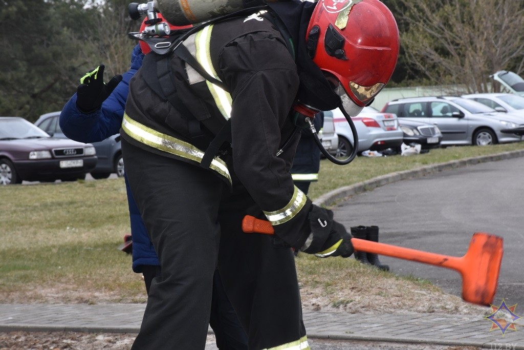 В Бресте прошел чемпионат по многоборью спасателей «Сильнейший пожарный-спасатель»