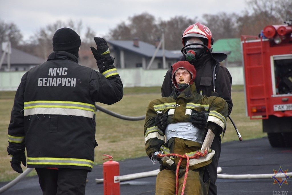 В Бресте прошел чемпионат по многоборью спасателей «Сильнейший пожарный-спасатель»