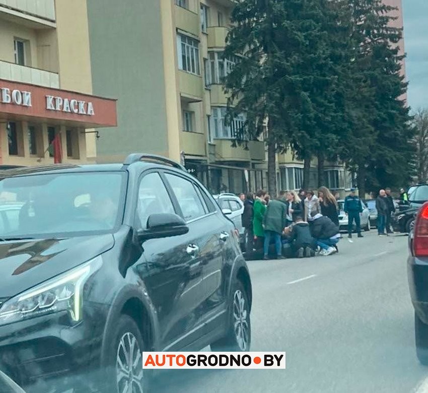 Жесть. Появилось видео, как мотоциклист врезался в легковушку