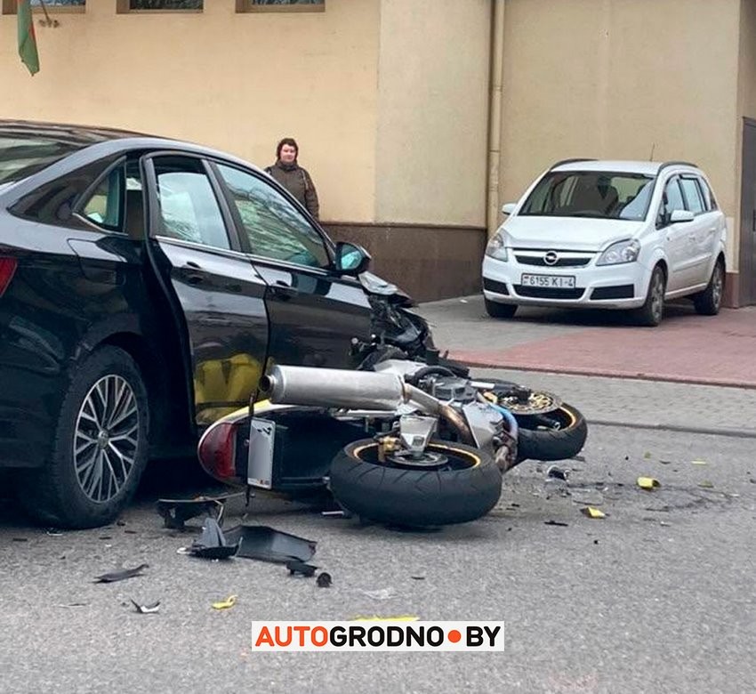 Жесть. Появилось видео, как мотоциклист врезался в легковушку