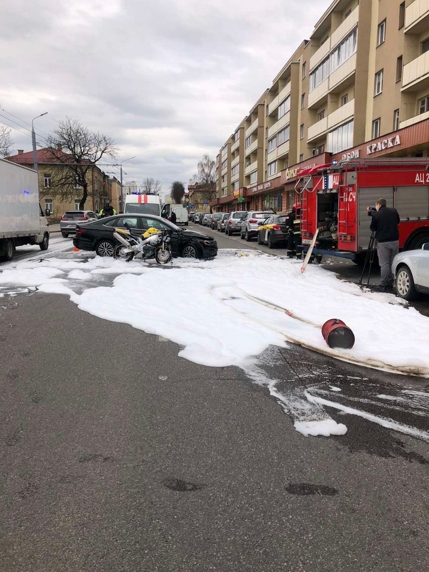 Жесть. Появилось видео, как мотоциклист врезался в легковушку