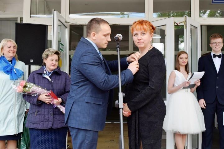 На линейке в Брестском музыкальном колледже имени Г.Ширмы маме выпускника вручили Орден матери