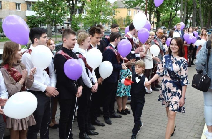 На линейке в Брестском музыкальном колледже имени Г.Ширмы маме выпускника вручили Орден матери