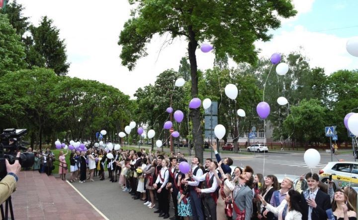 На линейке в Брестском музыкальном колледже имени Г.Ширмы маме выпускника вручили Орден матери