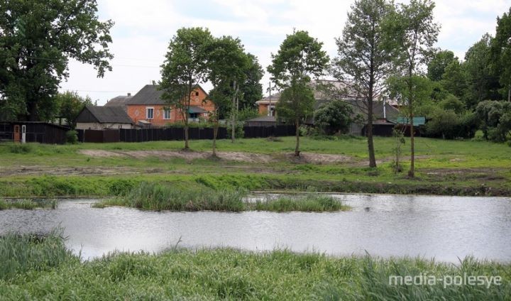Памятник скорбящей женщины демонтировали в Брестской области