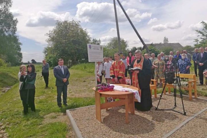 В Белево (Каменецкий район) прошло торжественное мероприятие, посвящённое открытию и освящению родника священником отцом Анатолием.