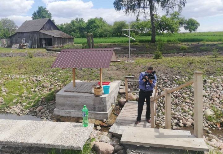 В Белево (Каменецкий район) прошло торжественное мероприятие, посвящённое открытию и освящению родника священником отцом Анатолием.