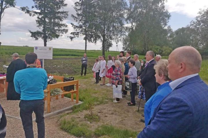 В Белево (Каменецкий район) прошло торжественное мероприятие, посвящённое открытию и освящению родника священником отцом Анатолием.