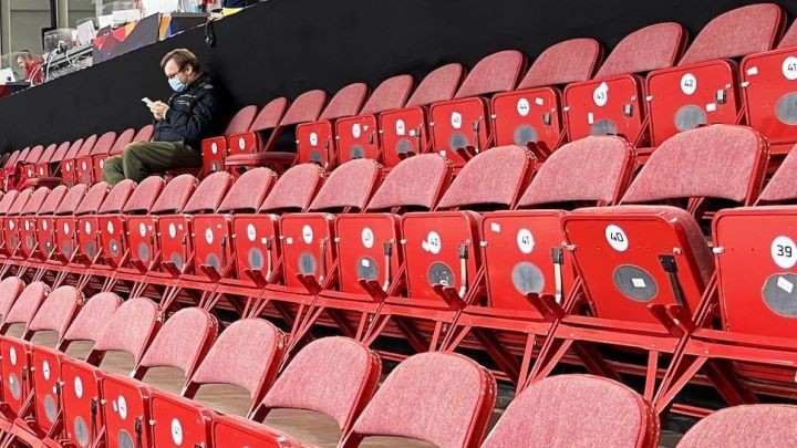 Самый одинокий зритель. На матч ЧМ по хоккею между Беларусью и Россией пришел только один болельщик