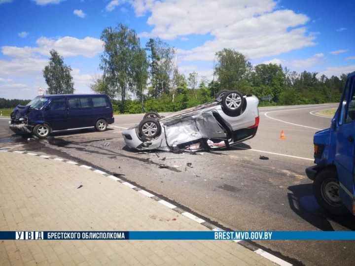 В Брестской области автомобиль перевернулся на крышу в результате ДТП