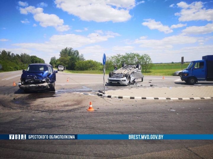 В Брестской области автомобиль перевернулся на крышу в результате ДТП