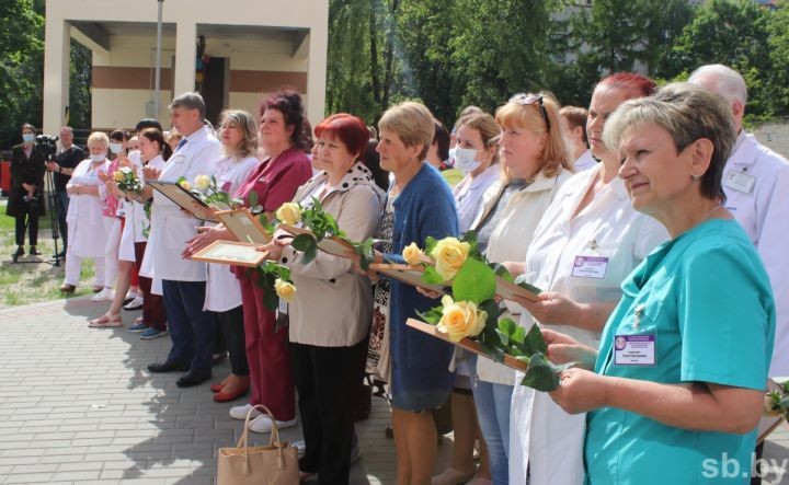 Церковные награды вручили врачам и медицинским работникам Брестской областной детской больницы