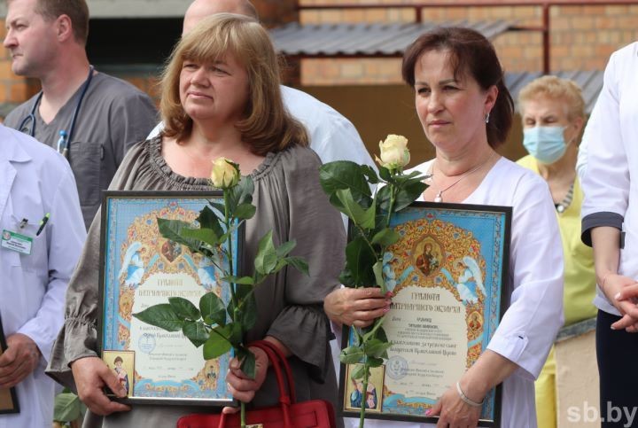 Церковные награды вручили врачам и медицинским работникам Брестской областной детской больницы
