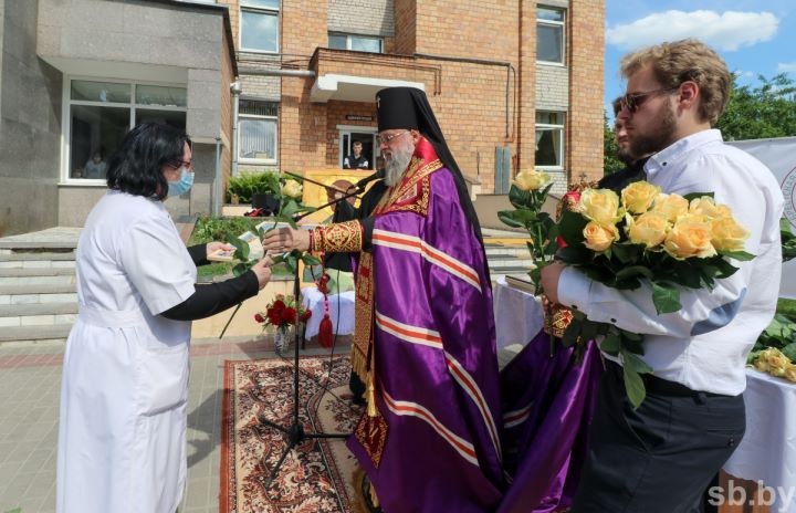 Церковные награды вручили врачам и медицинским работникам Брестской областной детской больницы