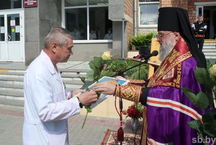 Церковные награды вручили врачам и медицинским работникам Брестской областной детской больницы