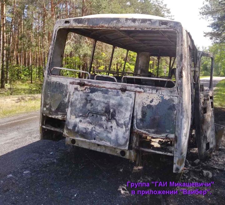 В Брестской области ПАЗ вез людей на работу и загорелся в движении