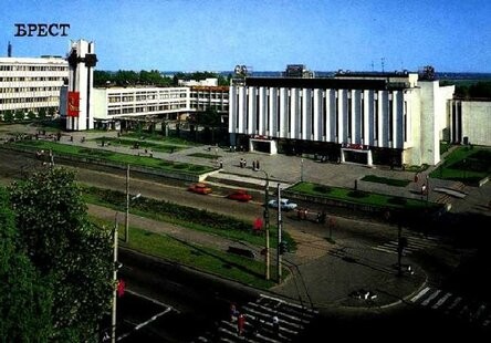 Сушилки, кочегарка и деревья вместо ворот. Брест моего детства: двор на бульваре Шевченко