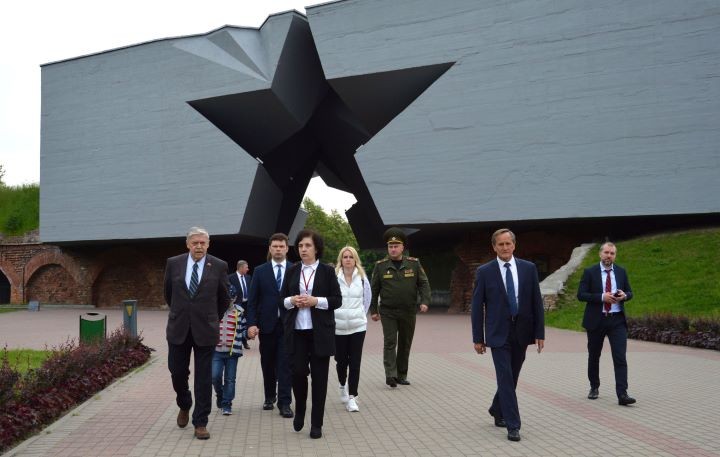 Посол России попробовал брестские продукты и призвал страны сближаться