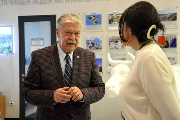 Посол России попробовал брестские продукты и призвал страны сближаться