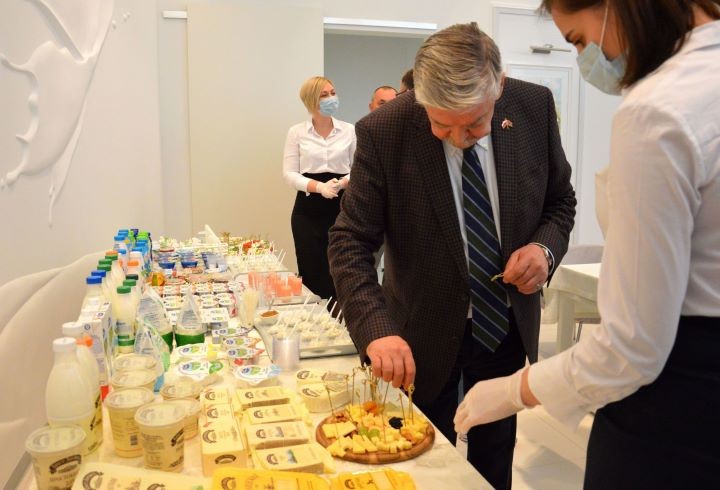 Посол России попробовал брестские продукты и призвал страны сближаться