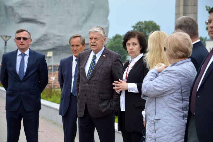 Посол России попробовал брестские продукты и призвал страны сближаться