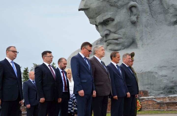 Посол России попробовал брестские продукты и призвал страны сближаться