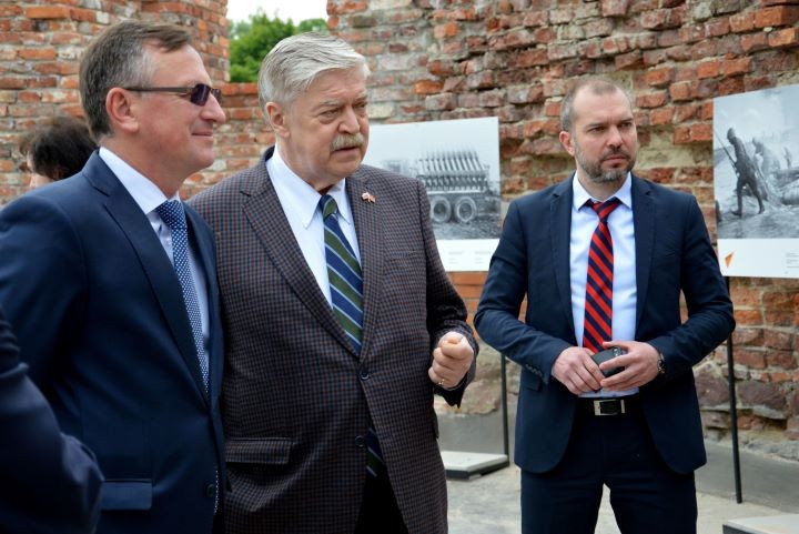 Посол России попробовал брестские продукты и призвал страны сближаться