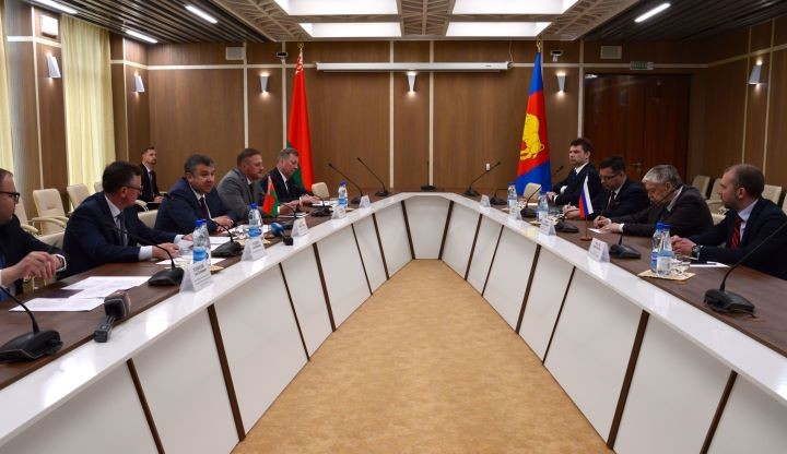 Посол России попробовал брестские продукты и призвал страны сближаться