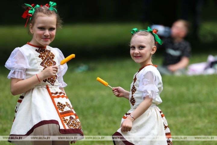 В Беловежской пуще прошел открытый фестиваль самодеятельного творчества «Добрыя суседзi»