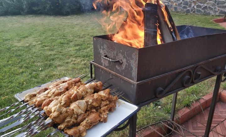 Мужчина плеснул жидкость для розжига в мангал, держа на руках годовалую дочь: Девочка в реанимации