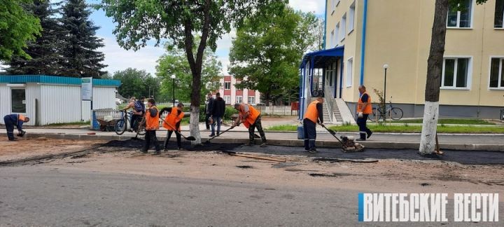  В белорусском поселке заасфальтировали газон вместе с деревьями