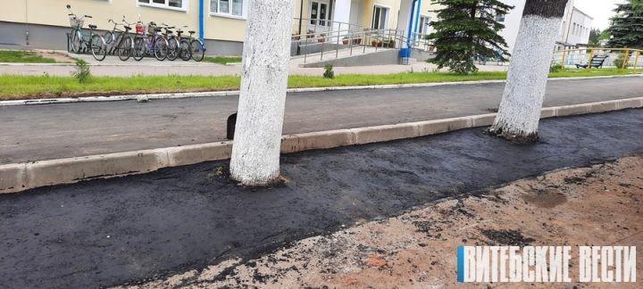  В белорусском поселке заасфальтировали газон вместе с деревьями