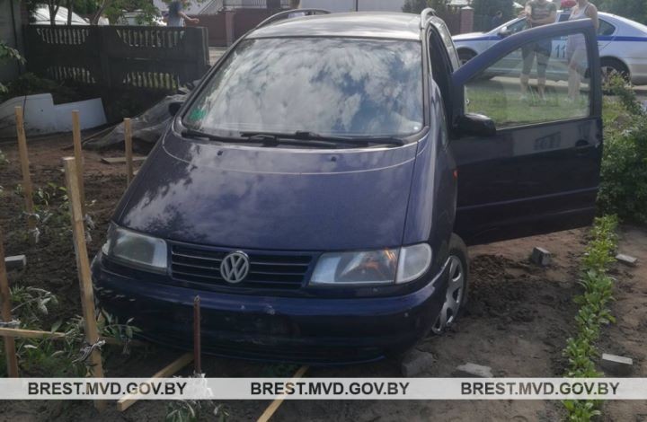 В Бресте пьяная водитель протаранила бетонный забор и въехала на частный двор