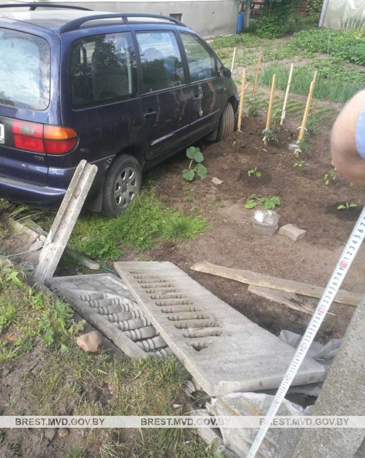 В Бресте пьяная водитель протаранила бетонный забор и въехала на частный двор