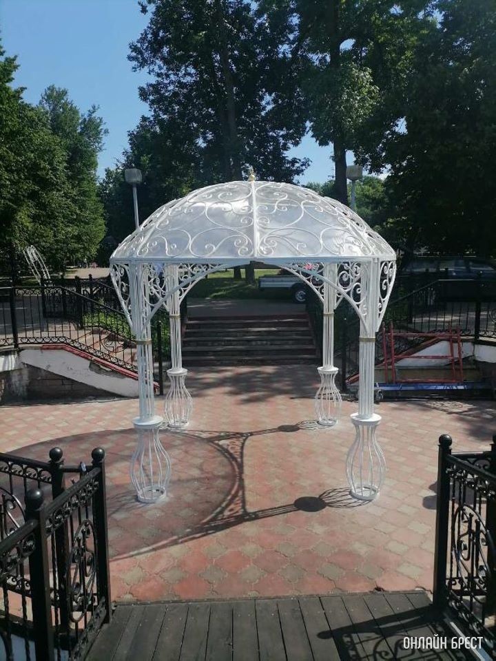 В Бресте появилась беседка для новобрачных