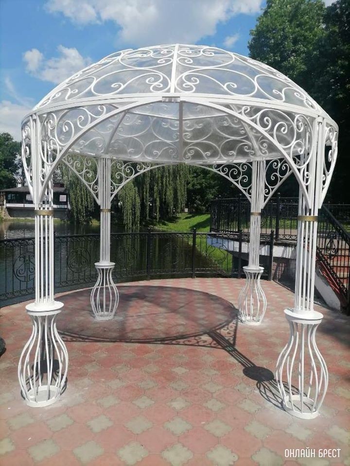 В Бресте появилась беседка для новобрачных