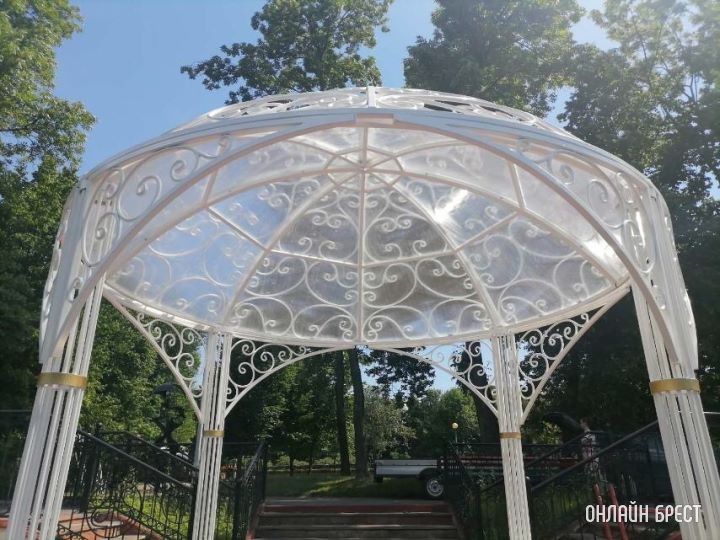 В Бресте появилась беседка для новобрачных