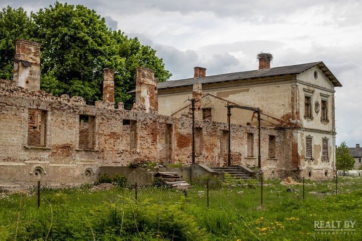 Хозяина репрессировали, жена с ребенком сбежали в Польшу. Как выглядит усадьба в Каштановке спустя 80 лет (Брестская область)