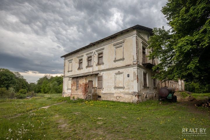 Хозяина репрессировали, жена с ребенком сбежали в Польшу. Как выглядит усадьба в Каштановке спустя 80 лет (Брестская область)