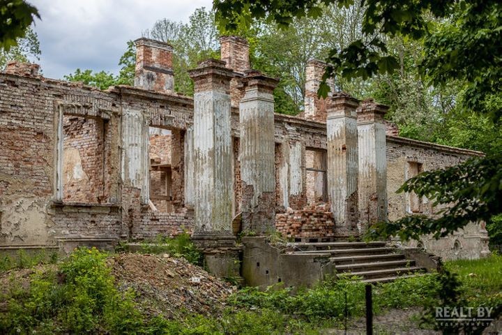 Хозяина репрессировали, жена с ребенком сбежали в Польшу. Как выглядит усадьба в Каштановке спустя 80 лет (Брестская область)