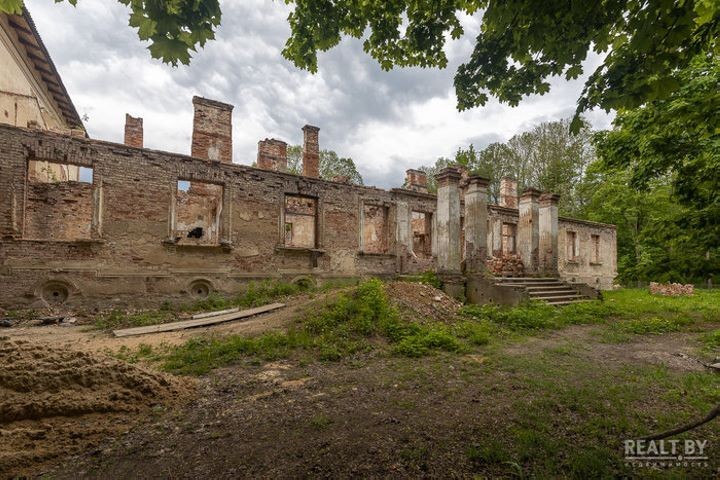 Хозяина репрессировали, жена с ребенком сбежали в Польшу. Как выглядит усадьба в Каштановке спустя 80 лет (Брестская область)