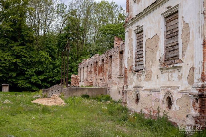 Хозяина репрессировали, жена с ребенком сбежали в Польшу. Как выглядит усадьба в Каштановке спустя 80 лет (Брестская область)