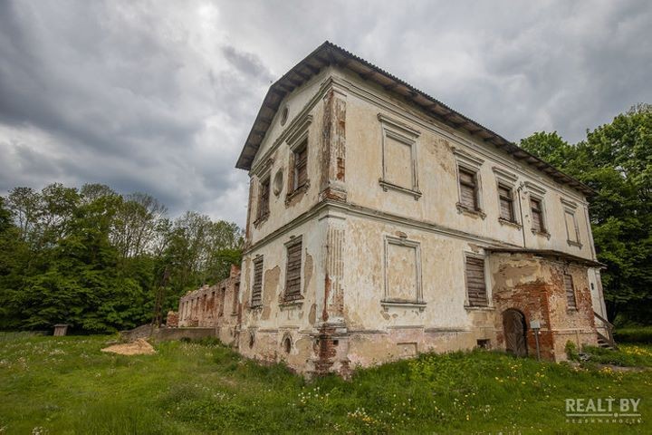 Хозяина репрессировали, жена с ребенком сбежали в Польшу. Как выглядит усадьба в Каштановке спустя 80 лет (Брестская область)