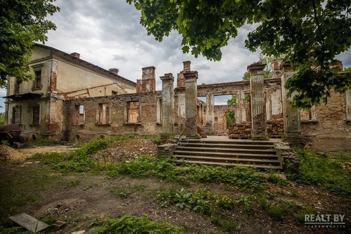 Хозяина репрессировали, жена с ребенком сбежали в Польшу. Как выглядит усадьба в Каштановке спустя 80 лет (Брестская область)