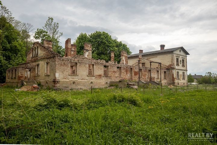Хозяина репрессировали, жена с ребенком сбежали в Польшу. Как выглядит усадьба в Каштановке спустя 80 лет (Брестская область)
